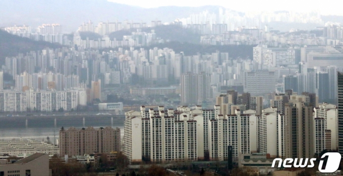 (서울=뉴스1) 임세영 기자 = 7일 서울부동산정보광장에 따르면 지난 6일 기준 지난달 서울 아파트 전세 거래량은 1만284건을 기록했다. 전세 거래량이 1만건을 넘어선 것은 지난해 10월 이후 4개월 만이다. 이는 최근 전셋값이 '내릴 만큼 내렸다'는 인식이 확산한 결과로 풀이된다. 사진은 이날 서울 중구 남산에서 바라본 아파트 모습. 2023.3.7/뉴스1 Copyright (C) 뉴스1. All rights reserved. 무단 전재 및 재배포 금지.