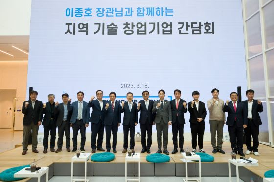 이종호 과학기술정보통신부 장관이 16일 오후 경상북도 포항시 남구 포항공과대학교 체인지업 그라운드에서 열린 '지역 기술 창업기업 간담회' 에서 기념촬영 하고 있다. 왼쪽 여섯 번째부터 이철우 경상북도지사, 이종호 과학기술정보통신부 장관, 김무환 포항공과대학교 총장, 김병욱 국회의원/사진=과기정통부