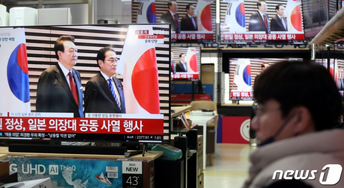 16일 오후 서울 용산 전자상가 가전 매장에서 윤석열 대통령과 기시다 후미오 일본 총리의 한·일 정상회담 환영행사가 TV로 생중계 되고 있다. /사진=뉴스1