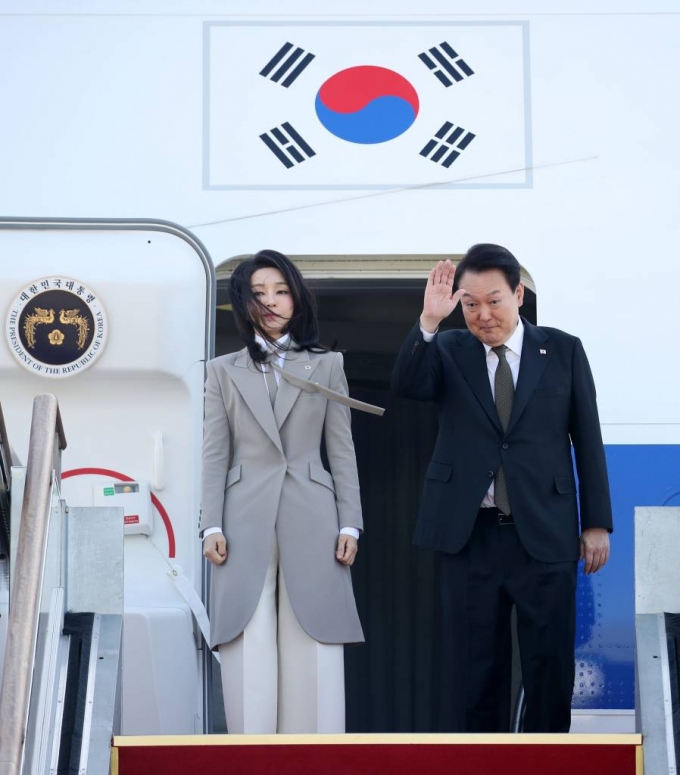 한일정상회담 등 1박2일 일정으로 일본을 방문하는 윤석열 대통령과 부인 김건희 여사가 16일 경기도 성남 서울공항에 도착해 공군 1호기 탑승 전 손 흔들어 인사하고 있다. /사진=뉴시스