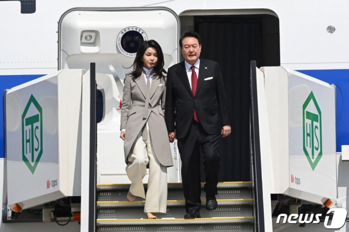 (도쿄 AFP=뉴스1) 김성식 기자 = 한일 정상회담 참석을 위해 16일 일본 도쿄 국제공항에 도착한 윤석열 대통령과 부인 김건희 여사가 대통령 전용기에서 내리고 있다. 2023.03.16. ⓒ AFP=뉴스1 Copyright (C) 뉴스1. All rights reserved. 무단 전재 및 재배포 금지.