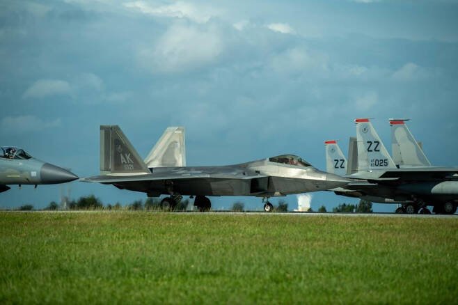 2022년11월22일 일본 오키나와 가데나기지에서 주일미군 F-15C 이글 사이에서 엘리펀트워크 훈련을 벌이고 있는 F-22 랩터. /사진제공=미 공군
