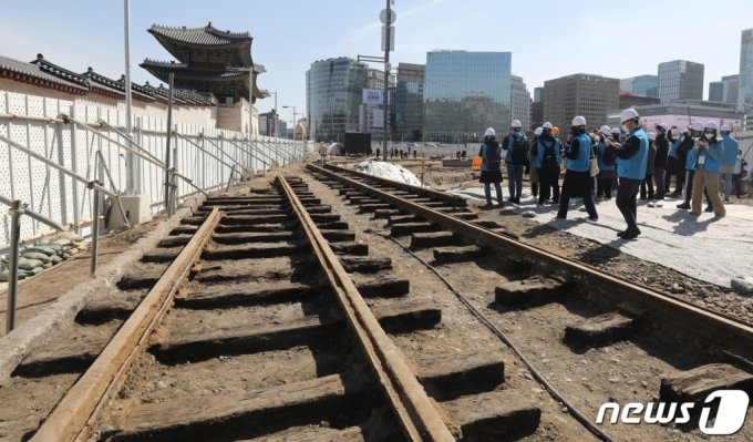 시민들이 16일 서울 광화문 월대와 주변부 발굴 조사 현장에서 발견된 일제강점기 시절 만들어진 전차 철로를 둘러보고 있다 /사진=뉴스1 