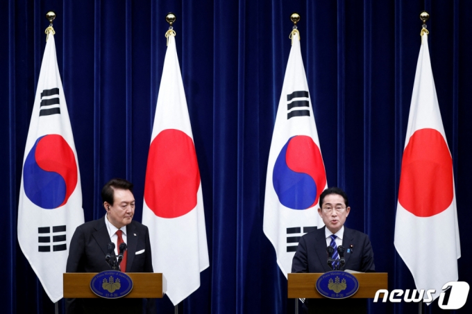 16일(현지시간) 일본 도쿄 총리관저에서 열린 12년만에 한일 정상회담 후 윤석열 한국 대통령과 기시다 후미오 일본 총리가 공동 기자회견을 하고 있다. /사진=뉴스1