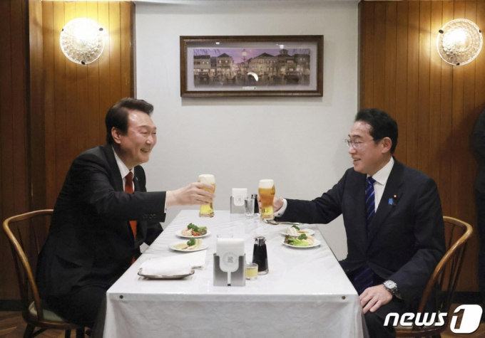 윤석열 대통령과 기시다 후미오 일본 총리가 16일 오후 일본 도쿄 긴자의 오므라이스 노포에서 친교의 시간을 함께하며 생맥주로 건배하고 있다. /사진=뉴스1