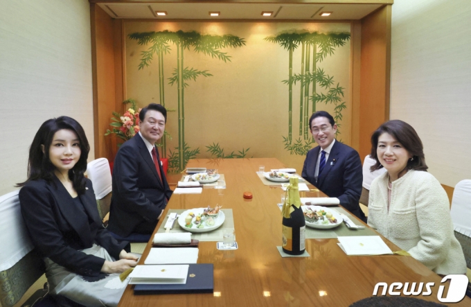 윤석열 대통령과 김건희 여사가 16일 기시다 후미오 총리, 유코 여사와 도쿄 번화가인 긴자의 한  한 스키야키·샤부샤부 전문점에서 만찬을 하고 있다. 일본 내각홍보실이 교도통신을 통해 공개한 기념 사진. /사진=뉴스1