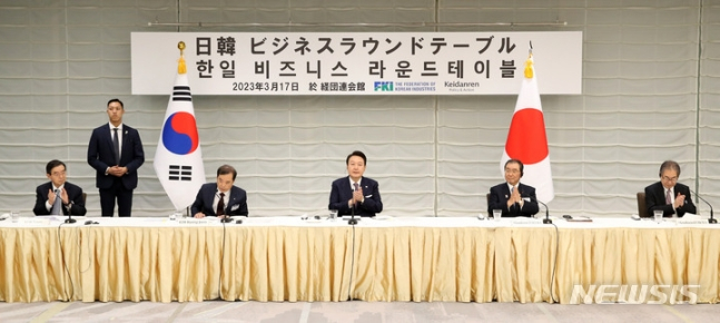 윤석열 대통령이 17일 도쿄 게이단렌 회관에서 열린 한일 비즈니스라운드 테이블에서 김병준 전경련 회장 직무대행의 개회사에 박수 보내고 있다. /사진=뉴시스
