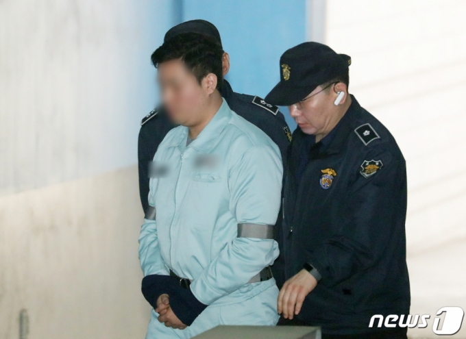 (서울=뉴스1) 이재명 기자 = 불법 주식거래와 투자유치 혐의로 구속기소 된 ‘청담동 주식 부자’ 이희진이 2019년 3월 27일 오전 서울 서초구 서울고등법원에서 열린 자본시장금융투자업에관한법률위반 등 항소심 공판에 출석하고 있다. 2019.3.27/뉴스1