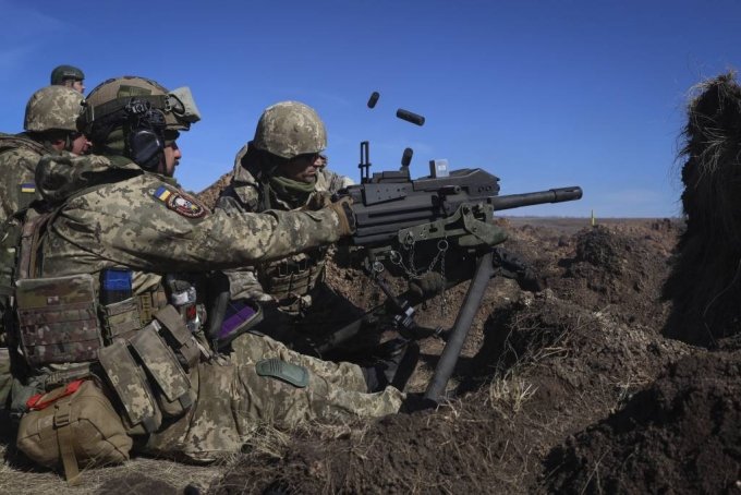 [자포리자=AP/뉴시스] 14일(현지시간) 우크라이나 자포리자의 한 훈련장에서 우크라이나 방어 부대가 군사 훈련을 하고 있다. 2023.03.15.