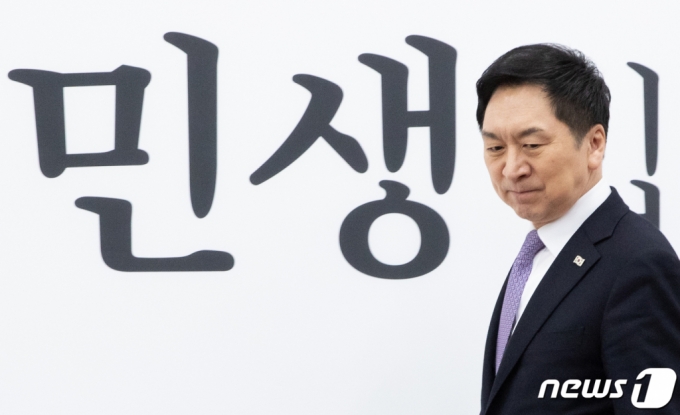 (서울=뉴스1) 이재명 기자 = 김기현 국민의힘 대표가 16일 오후 서울 여의도 국회에서 열린 주요 당직자 임명장 수여식에 참석하고 있다. 2023.3.16/뉴스1 Copyright (C) 뉴스1. All rights reserved. 무단 전재 및 재배포 금지.