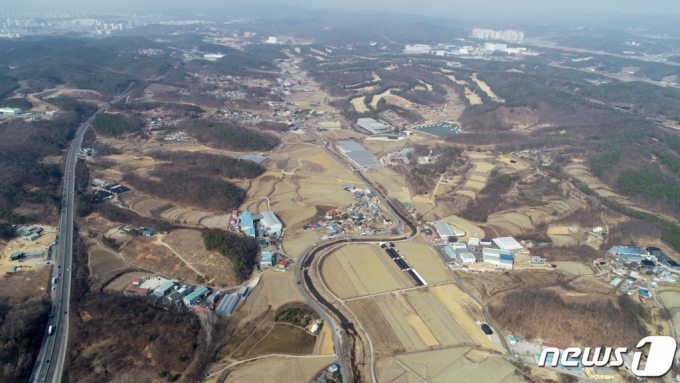 정부가 15일 경기도 용인시 처인구 남사읍 710만㎡ 일대를 국가산업단지로 지정하고 민간 투자를 바탕으로 한 세계 최대 규모 ‘첨단 시스템반도체 클러스터’를 조성하겠다고 밝혔다. 사진은 이날 대규모 시스템 반도체 국가산업단지로 지정된 경기 용인시 처인구 남사읍 일대./사진=뉴스1