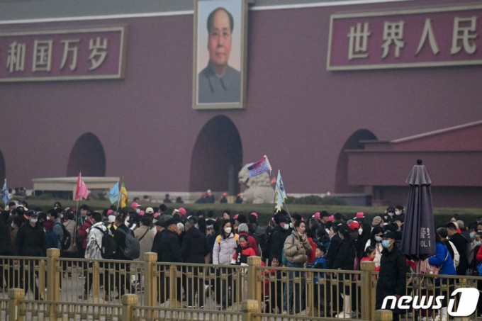 (AFP=뉴스1) 정윤영 기자 = 중국 양회의 한 축이자 국회 격인 전국인민대표회의(전인대)가 5일(현지시간) 오전 개막한 가운데, 국민들이 천안문 광장을 지나고 있다. ⓒ AFP=뉴스1 Copyright (C) 뉴스1. All rights reserved. 무단 전재 및 재배포 금지.