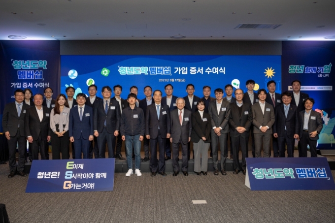 한덕수 국무총리(왼쪽에서 7번째), 권기섭 고용노동부 차관 (왼쪽에서 5번째), 홍은택 카카오 대표이사 (오른쪽에서 5번째) 등은 17일 경기도 성남시 카카오 판교 아지트에서 열린  &#039;청년친화형 기업ESG 지원사업&#039; 선정 행사에 참여해 기념촬영 하고 있다. /사진=카카오