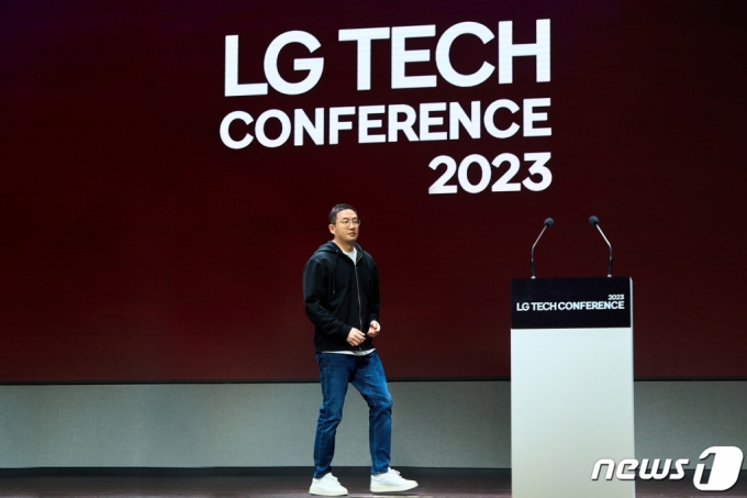 (서울=뉴스1) = 구광모 LG 대표가 16일 서울 마곡 LG사이언스파크에서 열린 LG테크콘퍼런스에서 오프닝 스피치를 하고 있다. 구 대표는 이곳에서 미래사업 분야 400여 명의 연구개발 인재들과 만난 후 바로 공항으로 이동해 일본으로 출국했다.(LG 제공) 2023.3.16/뉴스1 Copyright (C) 뉴스1. All rights reserved. 무단 전재 및 재배포 금지.