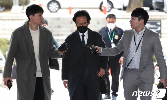 (서울=뉴스1) 임세영 기자 = 200억대 횡령·배임 혐의를 받고 있는 조현범 한국타이어 회장이 8일 오후 서울 서초구 서울중앙지법에서 열린 구속 전 피의자심문(영장실질심사)에 출석하고 있다. 2023.3.8/뉴스1 Copyright (C) 뉴스1. All rights reserved. 무단 전재 및 재배포 금지.