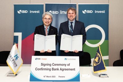 윤희성 한국수출입은행장(왼쪽)이 지난 16일(현지시각) 파나마 컨벤션 센터에서 제임스 스크리븐 미주투자공사(IDB Invest) 대표(CEO)와 만나 전대금융 보증계약서에 서명했다./사진=한국수출입은행