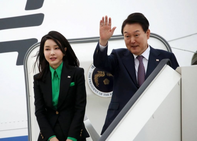 1박2일간 일본 방문 일정을 마친 윤석열 대통령과 부인 김건희 여사가 17일 도쿄 하네다 공항에 도착해 공군 1호기에 탑승하기 전 인사하고 있다. /사진=뉴시스