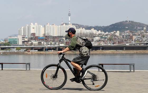 (서울=뉴스1) 박세연 기자 = 서울 최고기온이 25도까지 오르는 등 초여름 날씨를 보인 11일 서울 반포한강공원에서 반팔에 반바지 차림의 시민이 자전거를 타고 있다.  2022.04.11/뉴스1  