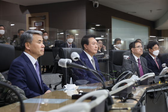 (서울=뉴스1) 오대일 기자 = 윤석열 대통령이 5월30일 서울 용산구 국방부ㆍ합참 청사를 초도 방문해 군 수뇌부와 함께 국방현안 보고를 받고있다. 왼쪽부터 이종섭 국방장관, 윤 대통령, 김성한 안보실장. (대통령실 제공) 2022.5.30/뉴스1