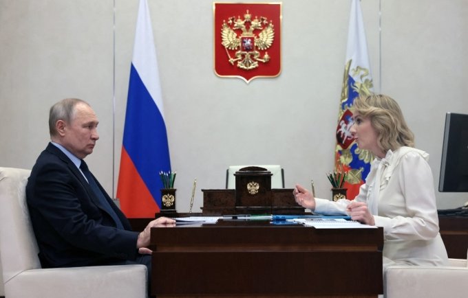 블라디미르 푸틴 러시아 대통령(왼쪽)이 2월 16일(현지시간) 모스크바 외곽의 노보오가리오보 주정부 관저에서 마리아 리보바-벨로바 러시아 아동권리위원장과 대화하고 있다. /AFPBBNews=뉴스1