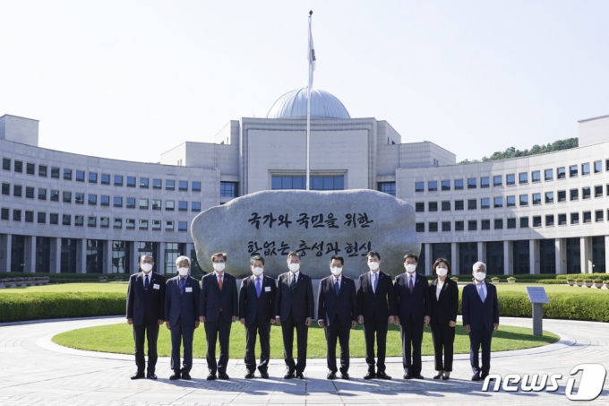 (서울=뉴스1) = 문재인 대통령이 2021년6월 4일 오후 국가정보원을 방문해 원훈석 제막을 마친 후 박지원 국정원장 등 참석자들과 기념촬영하고 있다. 왼쪽부터 이한중 양지회장, 정해구 경제인문사회 연구회 이사장, 서훈 국가안보실장, 김경협 국회 정보위원장, 문 대통령, 박 원장, 윤형중 국정원 1차장, 박정현 국정원 2차장, 김선희 국정원 3차장, 박선원 국정원 기조실장. (청와대 제공)2021.6.4/뉴스1