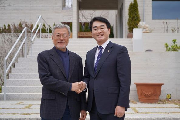 문재인 전 대통령(왼쪽)과 박용진 더불어민주당 의원./사진=박용진 의원 페이스북