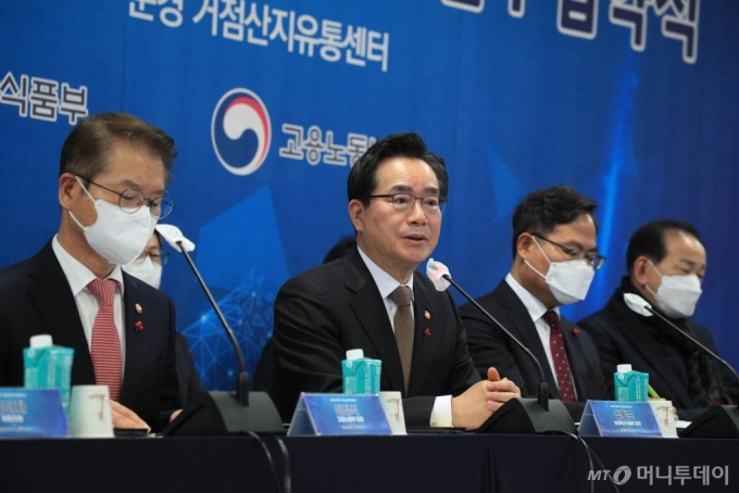 정황근 농식품부장관과 이정식 고용부장관이 지난 1월19일 경상북도 문경시 농작업 현장에서 김학홍 경북행정부지사, 신현국 문경시장, 임이자 국회의원, 현장 농업인 등이 참석한 가운데 '농업일자리 활성화를 위한 범정부 사업 업무협약'을 체결했다.