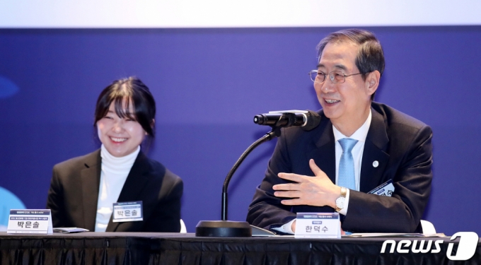 (성남=뉴스1) 박지혜 기자 = 한덕수 국무총리가 17일 경기 성남 카카오 판교 아지트에서 열린 청년 함께 기업(氣-UP) 현장 방문 행사 청년 도약 멤버십 가입증서 수여식에 참석한 청년과 대화를 나누고 있다. 2023.3.17/뉴스1 Copyright (C) 뉴스1. All rights reserved. 무단 전재 및 재배포 금지.