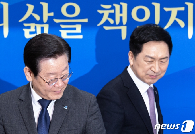 이재명 더불어민주당 대표(왼쪽)와 김기현 국민의힘 대표가 15일 오전 서울 여의도 국회에서 만나 기념 촬영을 하기 위해 자리를 이동하고 있다. /사진=뉴스1