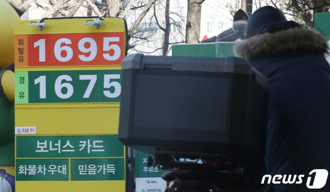 (서울=뉴스1) 임세영 기자 = 26일 서울 시내의 한 주유소에 휘발유·경유 가격이 표시돼 있다. 2023.2.26/뉴스1 Copyright (C) 뉴스1. All rights reserved. 무단 전재 및 재배포 금지.