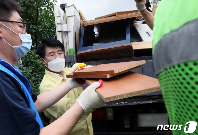 (서울=뉴스1) = 서강석 송파구청장이 11일 오전 집중호우로 침수피해를 입은 서울 송파구 문정동 화훼마을 찾아 관계자들과 함께 복구 작업을 하고 있다. (송파구청 제공) 2022.8.11/뉴스1 Copyright (C) 뉴스1. All rights reserved. 무단 전재 및 재배포 금지.
