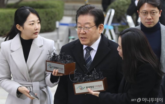 이재명 더불어민주당 대표가 지난 17일 서울중앙지법에서 열린 '고 김문기·백현동 허위 발언' 공직선거법 위반 혐의 관련 2차 공판에 출석하고 있다. /사진=뉴시스