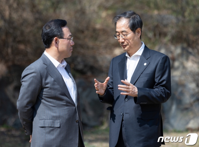 (서울=뉴스1) 이재명 기자 = 한덕 국무총리(오른쪽)와 주호영 국민의힘 원내대표가 19일 오후 서울 종로구 삼청동 총리공관에서 열린 고위당정협의회에서 대화를 하고 있다. 2023.3.19/뉴스1 Copyright (C) 뉴스1. All rights reserved. 무단 전재 및 재배포 금지.