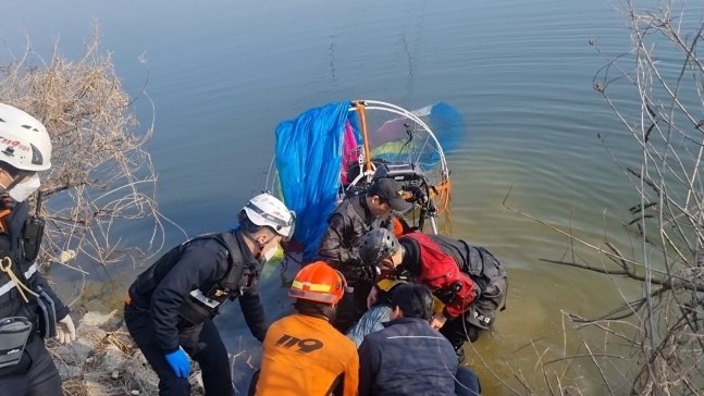19일 오전 8시 28분쯤 충남 아산시 선장면에서 패러글라이딩하던 남성 1명이 착륙 중 물에 빠졌다. /사진=뉴스1(아산소방서 제공)