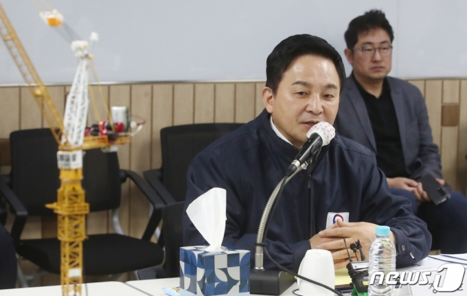 (서울=뉴스1) 김민지 기자 = 원희룡 국토교통부 장관이 19일 오후 서울 서초구 대한건설기계안전관리원에서 열린 타워크레인 안전관리 체계 점검 및 충돌사고 중간 조사결과 보고 간담회에서 인사말을 하고 있다. 2023.3.19/뉴스1 Copyright (C) 뉴스1. All rights reserved. 무단 전재 및 재배포 금지.