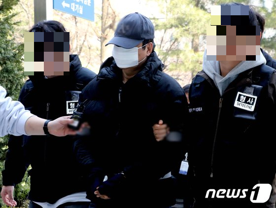 새총으로 쇠구슬을 쏴 이웃집 유리창을 파손한 혐의(특수재물손괴)를 받는 60대 남성 A씨가 19일 오후 영장실질심사를 받기 위해 인천 미추홀구 인천지방법원으로 들어서고 있다. /사진=뉴스1