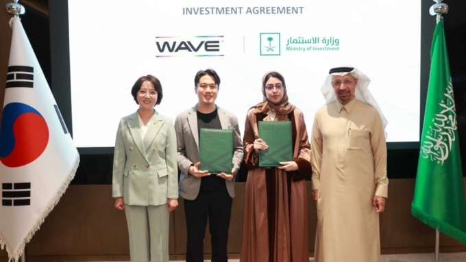 중소기업벤처부 이영(왼쪽부터) 장관, 웨이브라이프스타일테크 김범진 대표, 안와르 알샴마리 사우디 투자부 수석법률고문, 칼리드 알 팔리 사우디 투자부 장관이 MOU 체결식에 참여했다. /사진제공=웨이브