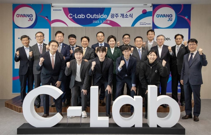 삼성전자가 20일 광주시 서구 삼성화재 상무사옥에서 'C랩 아웃사이드 광주 캠퍼스'를 개소했다. 이날 개소식에 스타트업 대표들을 비롯해 더불어민주당 송갑석 의원(사진 뒷줄 왼쪽에서 세 번째), 광주시 강기정 시장(다섯 번째), 삼성글로벌리서치 김완표 사장(여섯 번째), 무소속 양향자 의원(일곱 번째) 등이 참석했다./사진제공=삼성전자