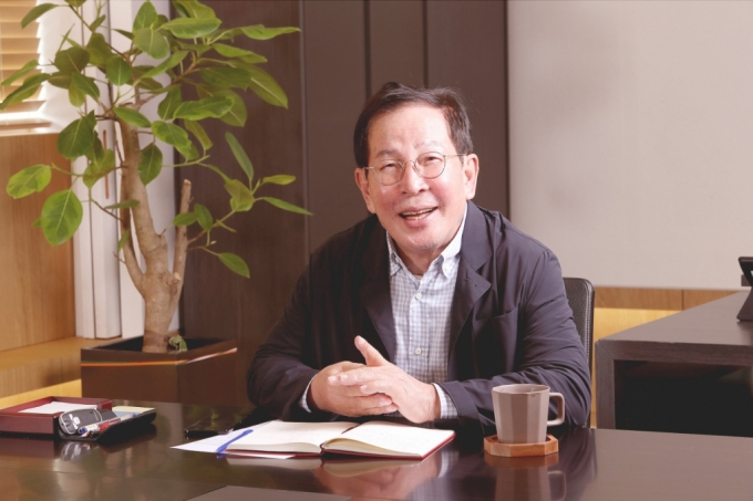 권원강 교촌에프앤비 회장/사진= 교촌에프앤비