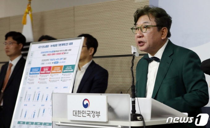 김상협 2050탄소중립녹색성장위원회 민간위원장이 21일 세종시 정부세종청사에서 환경부, 산자부, 국토부, 과기부, 기재부 등 정부부처와 함께 국가탄소중립 녹색성장 기본계획(안)을 발표하고 있다. /사진=뉴스1