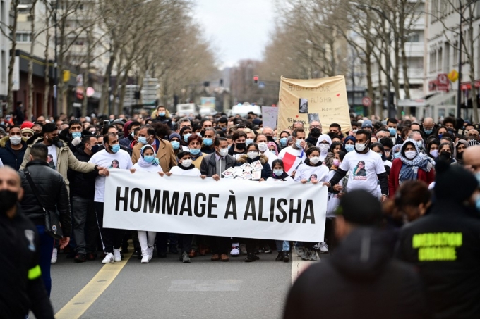 프랑스 시민들이 2021년 3월 14일 학교폭력을 당하다 가해자들에게 살해된 14세 소녀 알리샤를 추모하는 행진을 하고 있다./AFPBBNews=뉴스1