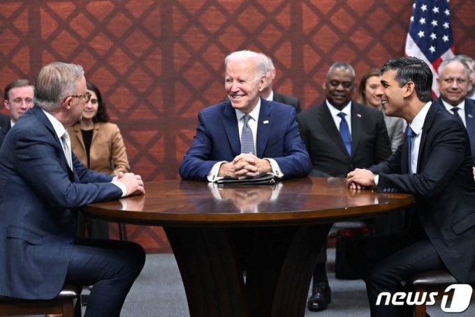 조 바이든 미국 대통령(가운데)이 13일(현지시간) 캘리포니아주 샌디에이고의 포인트 로마 해군기지에서 리시 수낵 영국 총리(오른쪽), 앤서니 앨버니지 호주 총리(왼쪽)와 오커스(AUKUS) 정상회의를 하고 있다.  /AFPBBNews=뉴스1