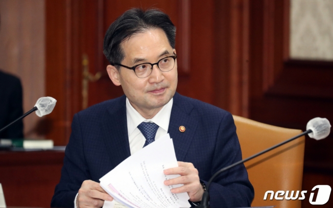(서울=뉴스1) 김명섭 기자 = 한기정 공정거래위원장이 6일 오전 서울 종로구 세종대로 정부서울청사에서 열린 비상경제장관회의에서 자료를 살펴보고 있다. 2023.3.6/뉴스1 Copyright (C) 뉴스1. All rights reserved. 무단 전재 및 재배포 금지.