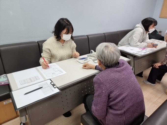 2월 28일 서울 마포구 한서데이케어센터에서 로완 연구원이 임상 연구 사전 검사를 진행하고 있다./사진제공=로완