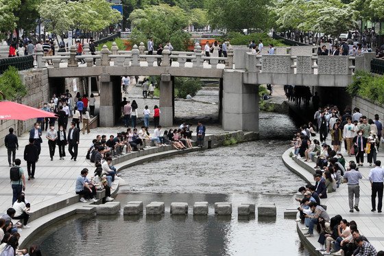 지난해 5월13일 오후 서울 청계천이 점심시간을 맞이해 산책하는 시민들로 붐비고 있다. /사진=뉴스1