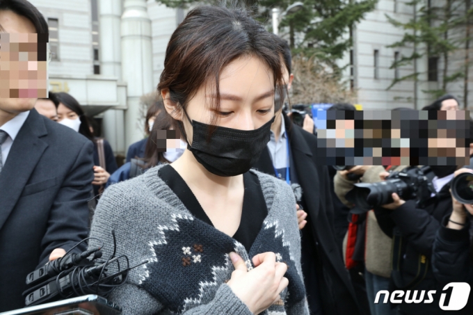 만취 상태로 음주운전을 하다가 사고를 낸 혐의로 재판에 넘겨진 배우 김새론이 지난 8일 오전 서울 서초구 서울중앙지법에서 열린 도로교통법 위반(음주운전) 등 혐의 1차 공판을 마치고 법원을 나서고 있다./사진=뉴스1