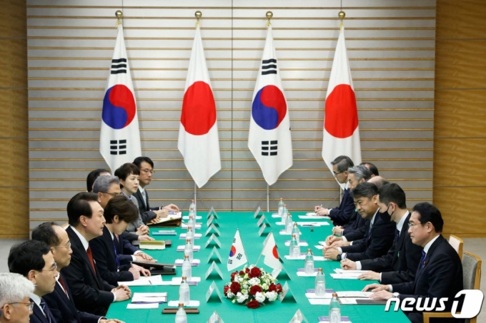(AFP=뉴스1) 송원영 기자 = 일본을 방문한 윤석열 대통령이 16일 오후 일본 도쿄 총리 관저에서 기시다 후미오 일본 총리와 한일 확대정상회담을 하고 있다. 2023.3.16 ⓒ AFP=뉴스1 Copyright (C) 뉴스1. All rights reserved. 무단 전재 및 재배포 금지.