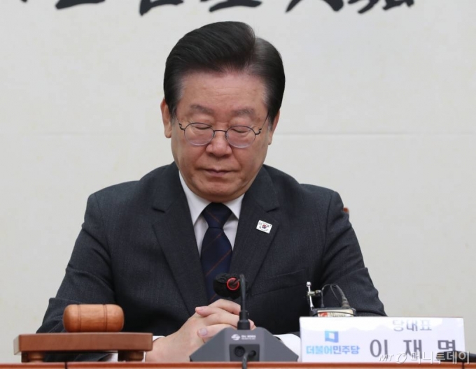 이재명 더불어민주당 대표가 22일 오전 서울 여의도 국회에서 열린 최고위원회의에서 정청래 최고위원의 발언을 듣고 있다. /사진=뉴시스