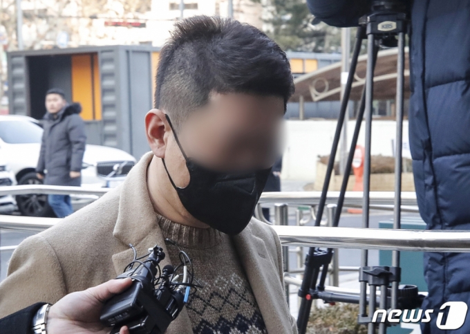 (서울=뉴스1) 김도우 기자 = 가상화폐거래소 빗썸의 실소유주로 알려진 사업가 강종현씨가 1일 오전 서울 양천구 서울남부지방법원에서 열린 특정경제범죄가중처벌법상 횡령·배임, 자본시장법상 사기적 부정거래 혐의 관련 구속 전 피의자 심문(영장실질심사)에 출석하고 있다. 2023.2.1/뉴스1 Copyright (C) 뉴스1. All rights reserved. 무단 전재 및 재배포 금지.