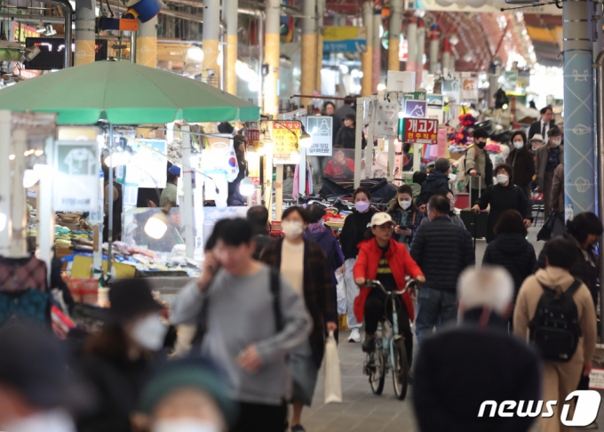 21일 서울 중구 서울중앙시장이 장을 보는 사람들로 붐비고 있다. 정
